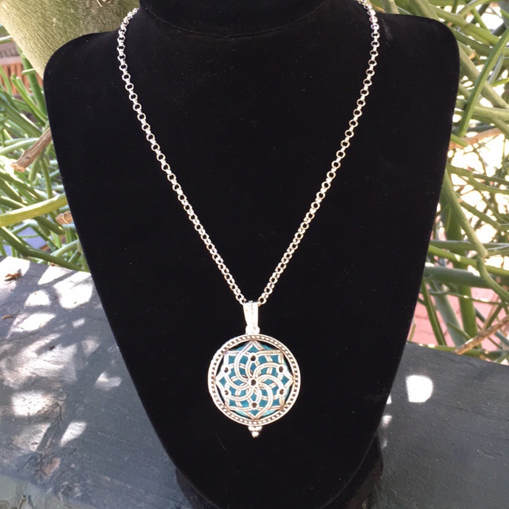 Last One! New! Aromatherapy Locket Necklace - Picture 5 of 7